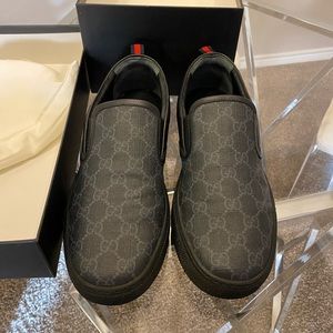 Gucci gg supreme black slide on shoes